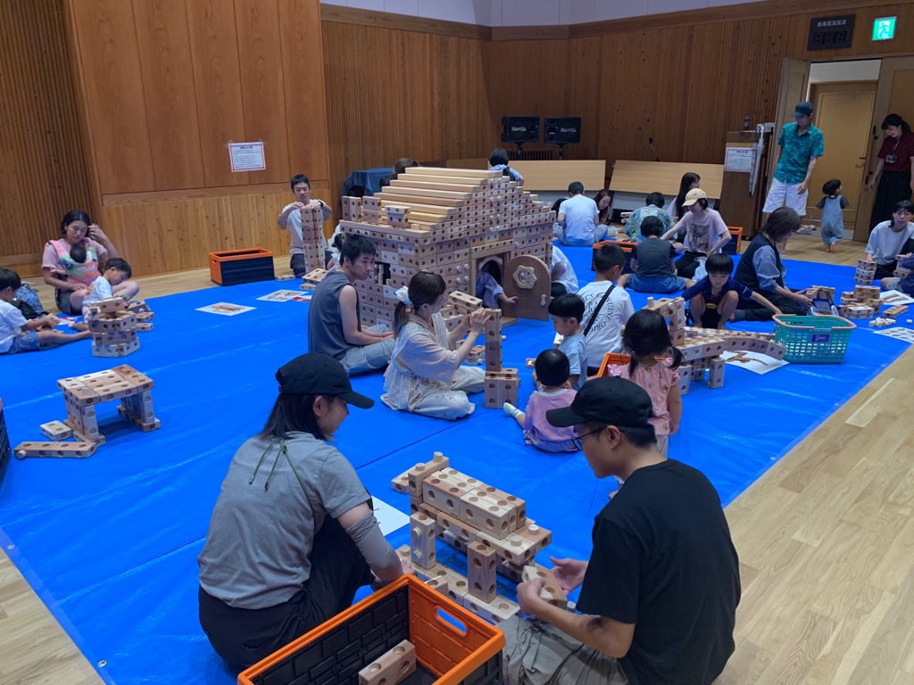 親子でズレンガを楽しむ様子
