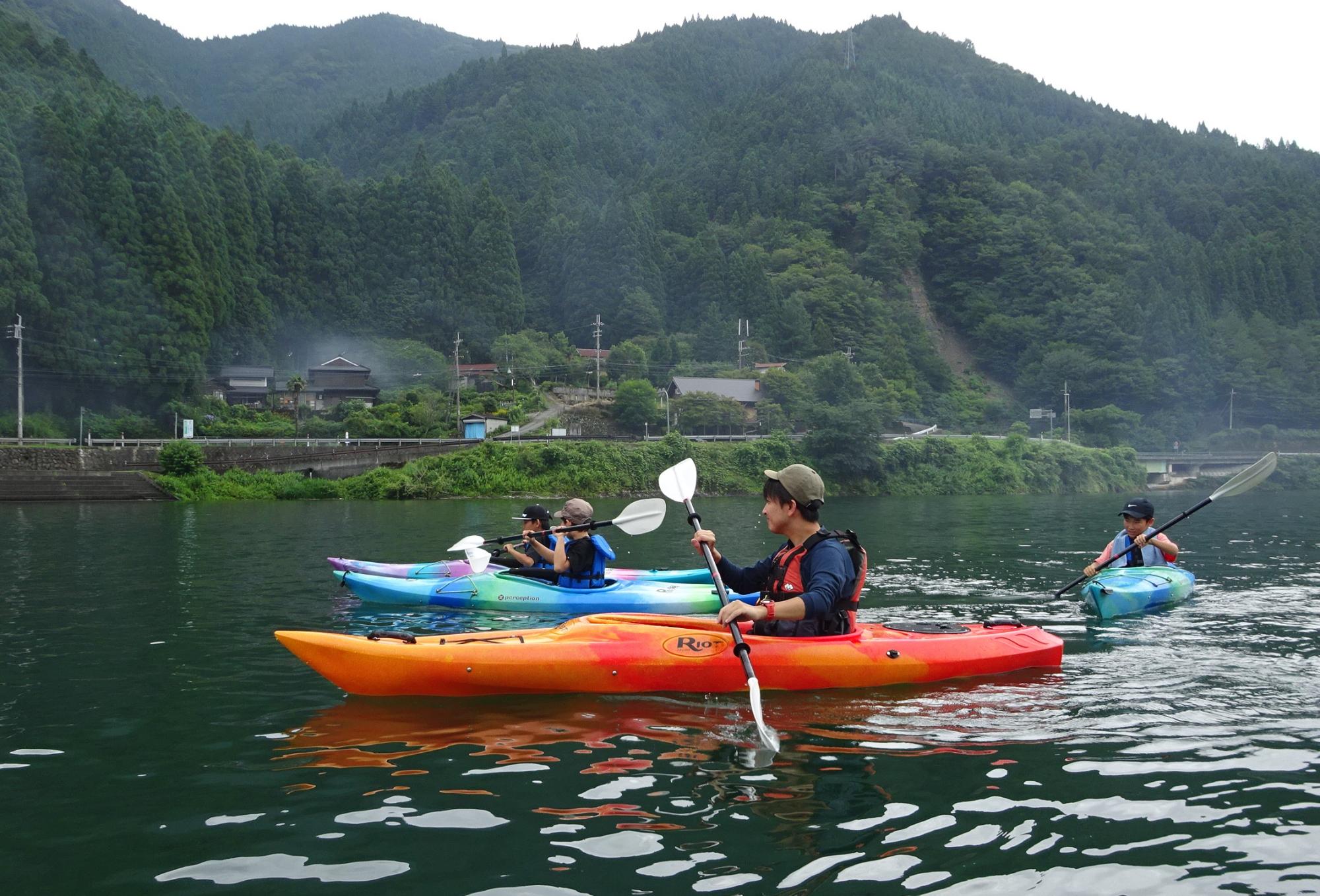 音水湖で開かれたカヌー教室で湖面でカヌーを漕いでいる参加者の画像
