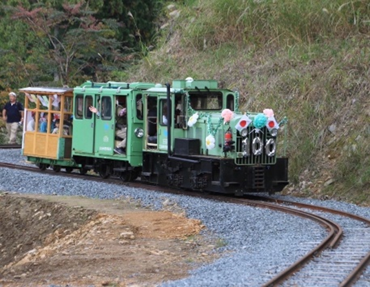 波賀森林鉄道完成式典でのファーストランのようす