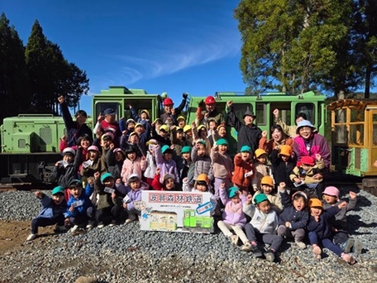 波賀森林鉄道の前で地元の幼稚園の子どもたちとの集合写真