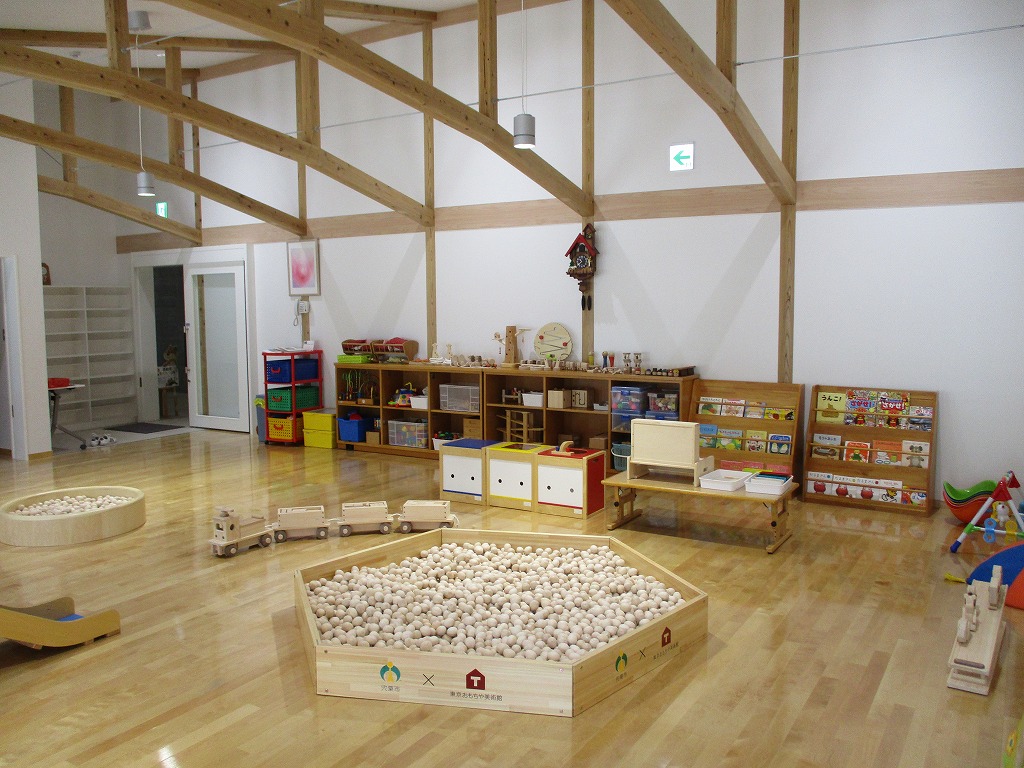 木の遊具やおもちゃが揃った一宮子育て支援センター遊戯室の写真