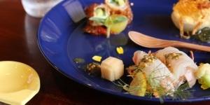 前菜(旬魚のカルパッチョ(ピクルス添え)、玉ねぎのムース八方ジュレ、モッツァレラチーズと生ハムの湯葉揚げ)の写真