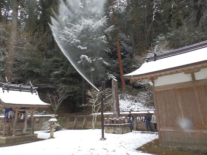 御形神社で放水銃のテストの様子