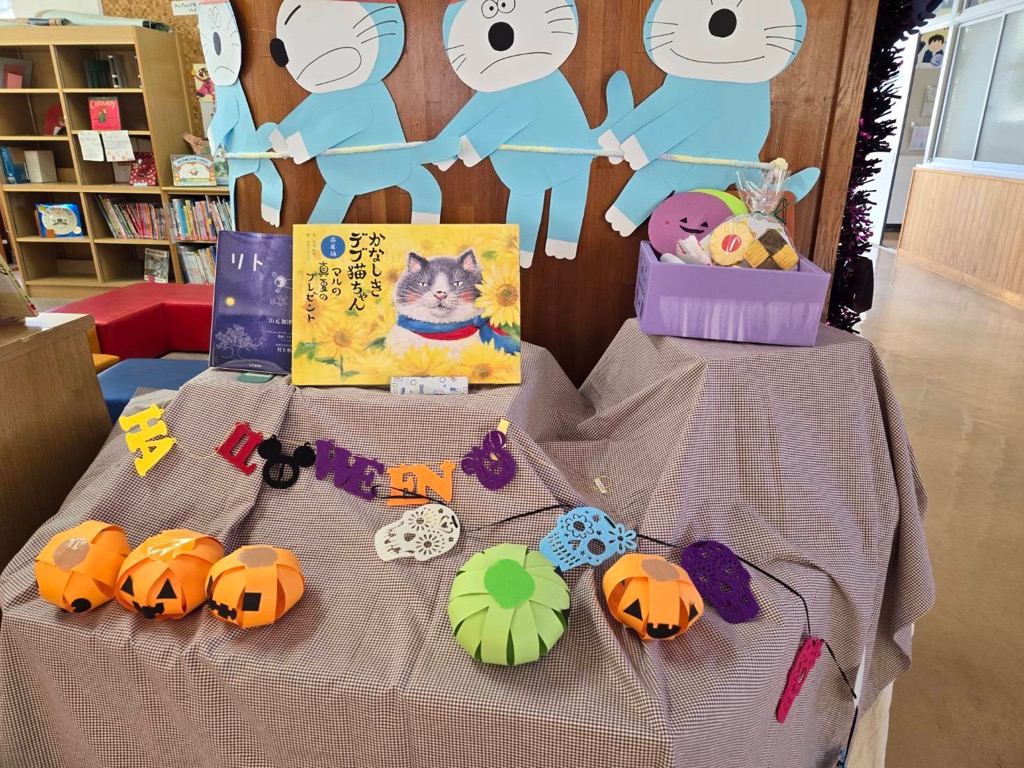 山崎西小学校図書室内をロウィン仕様に飾り付けている写真