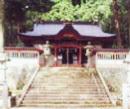 朱色の柱の御形神社と入り口に伸びる階段の写真