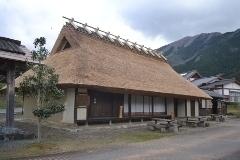 藁葺き屋根の竹の工房の写真