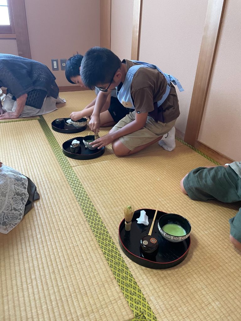 初めてお茶をたてている参加者の写真