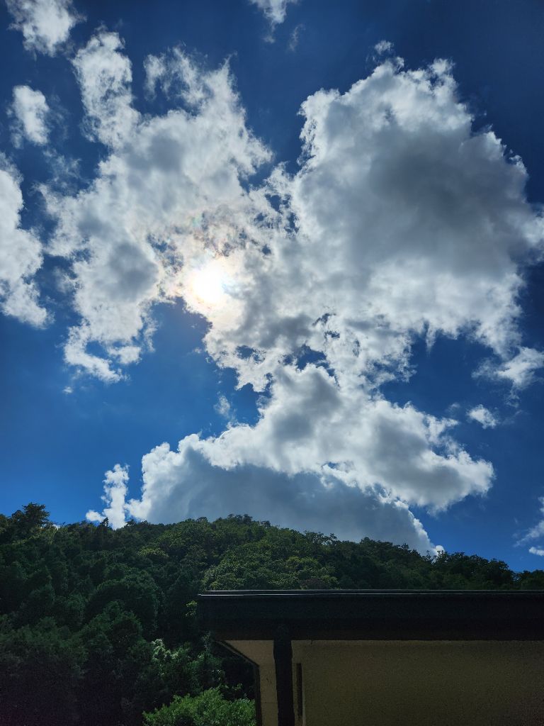学遊館駐車場から見た真夏の青い空の写真