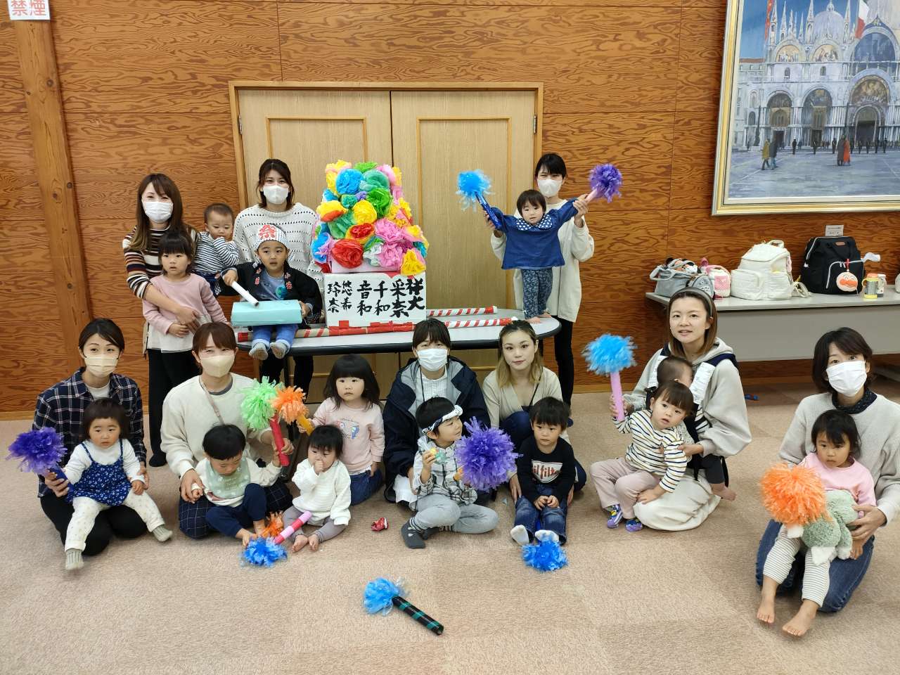 御神輿完成を記念して参加者たちで集合写真