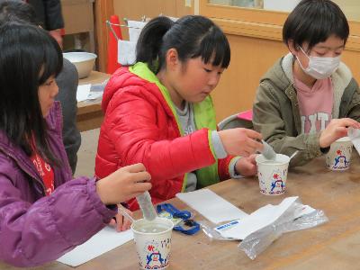 子どもたちが備長炭で電池を作っている写真