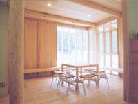 木のいすが置かれているロビーの写真