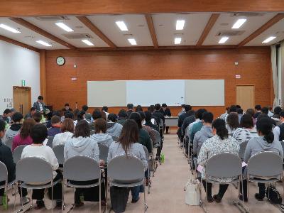 皆さんが椅子に座って、会議をしている写真