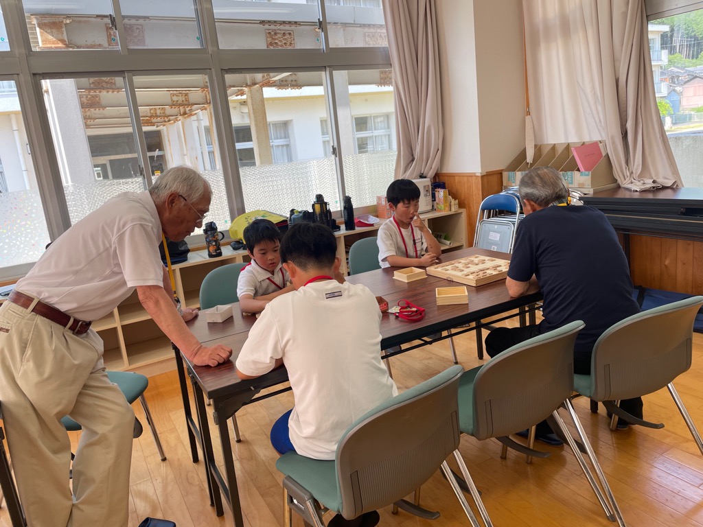 将棋で対局する子どもたち