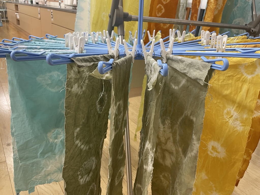 染め上がった布を干している写真