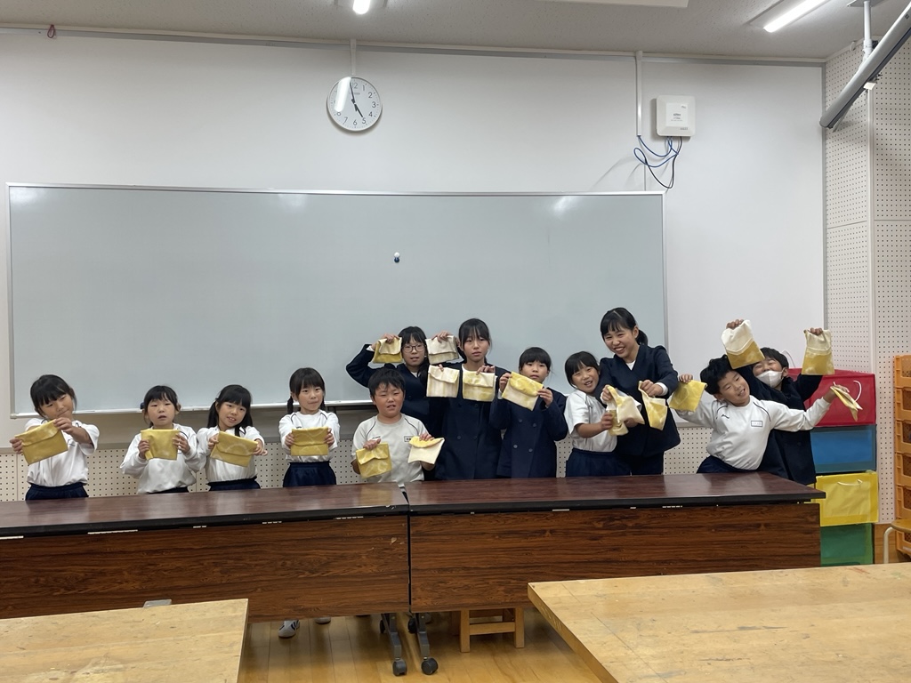 出来上がったポーチを持ってみんなで記念撮影した写真