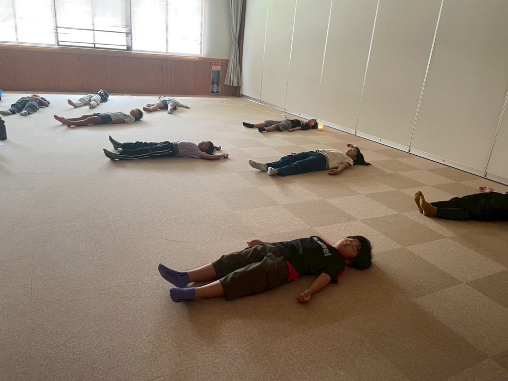 ストレッチ後、眠りにつく子どもたち