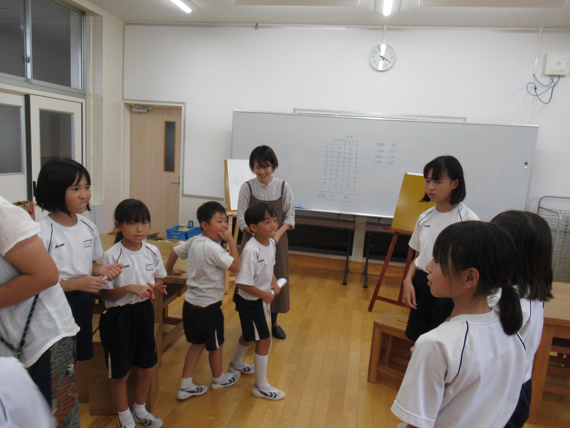 イラスト当てクイズを始める前に参加者がチーム分けをしている写真