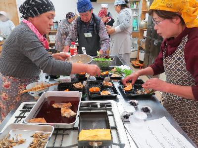 バラエティーに富んだ料理を作っている写真