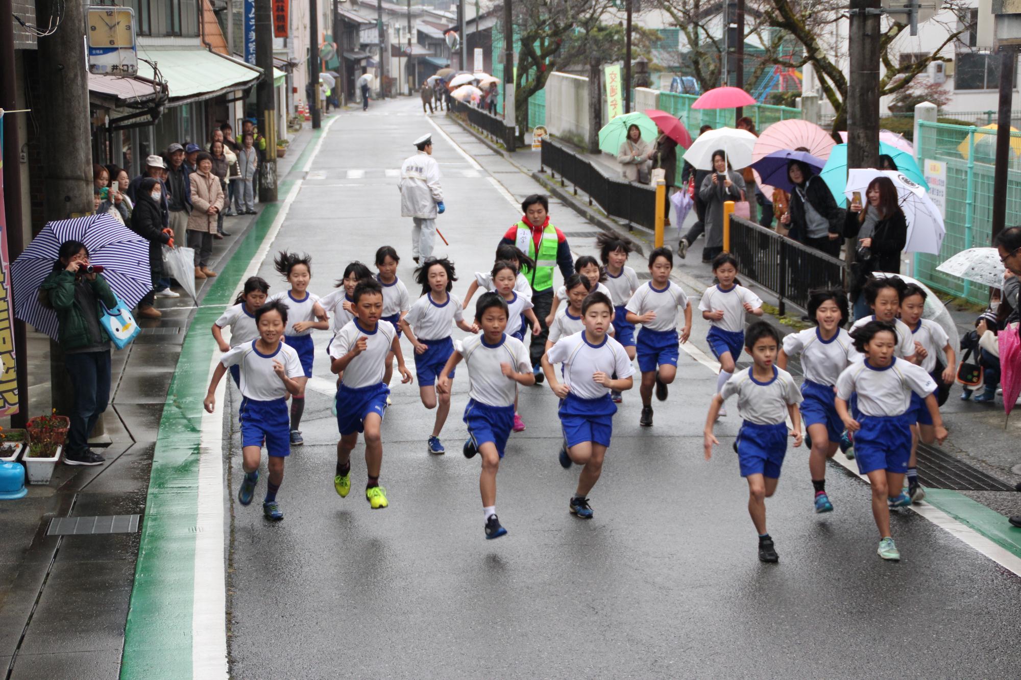 マラソン大会で千種小学校3・4年生らがスタートした直後の写真
