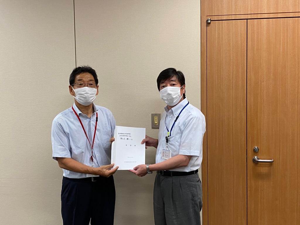 総務省公営企業経営室長に要望書を手渡す福元市長の写真