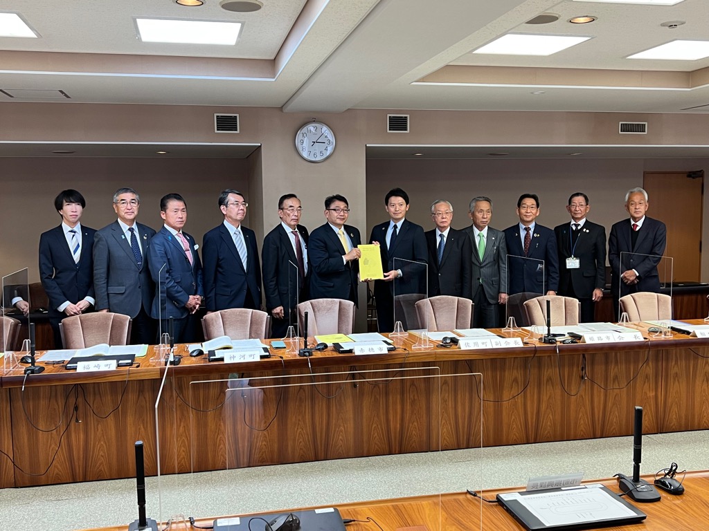 西播磨市町長会知事要望会にて齋藤知事と中・西播磨5市6町の市町長が並んでいる写真