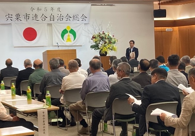 宍粟市連合自治会総会に先立ち開催した自治会長感謝状贈呈式にてあいさつを述べる福元市長の写真