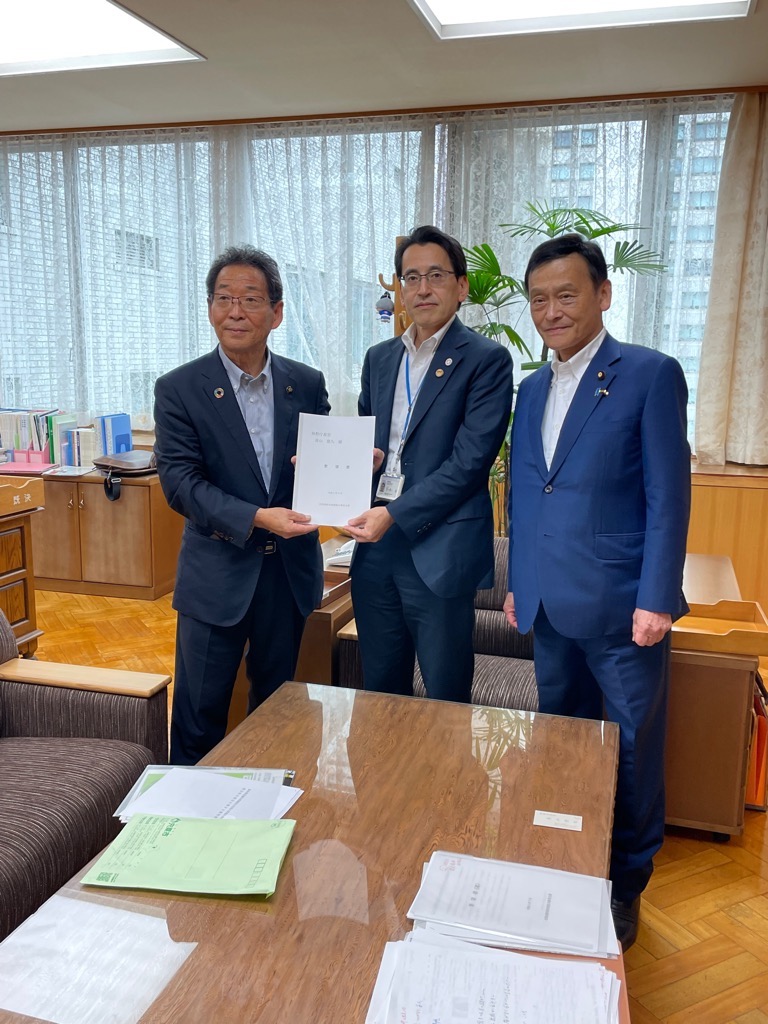 福元市長と末松衆議院議員が青山林野庁長官へ要望書を手渡している写真