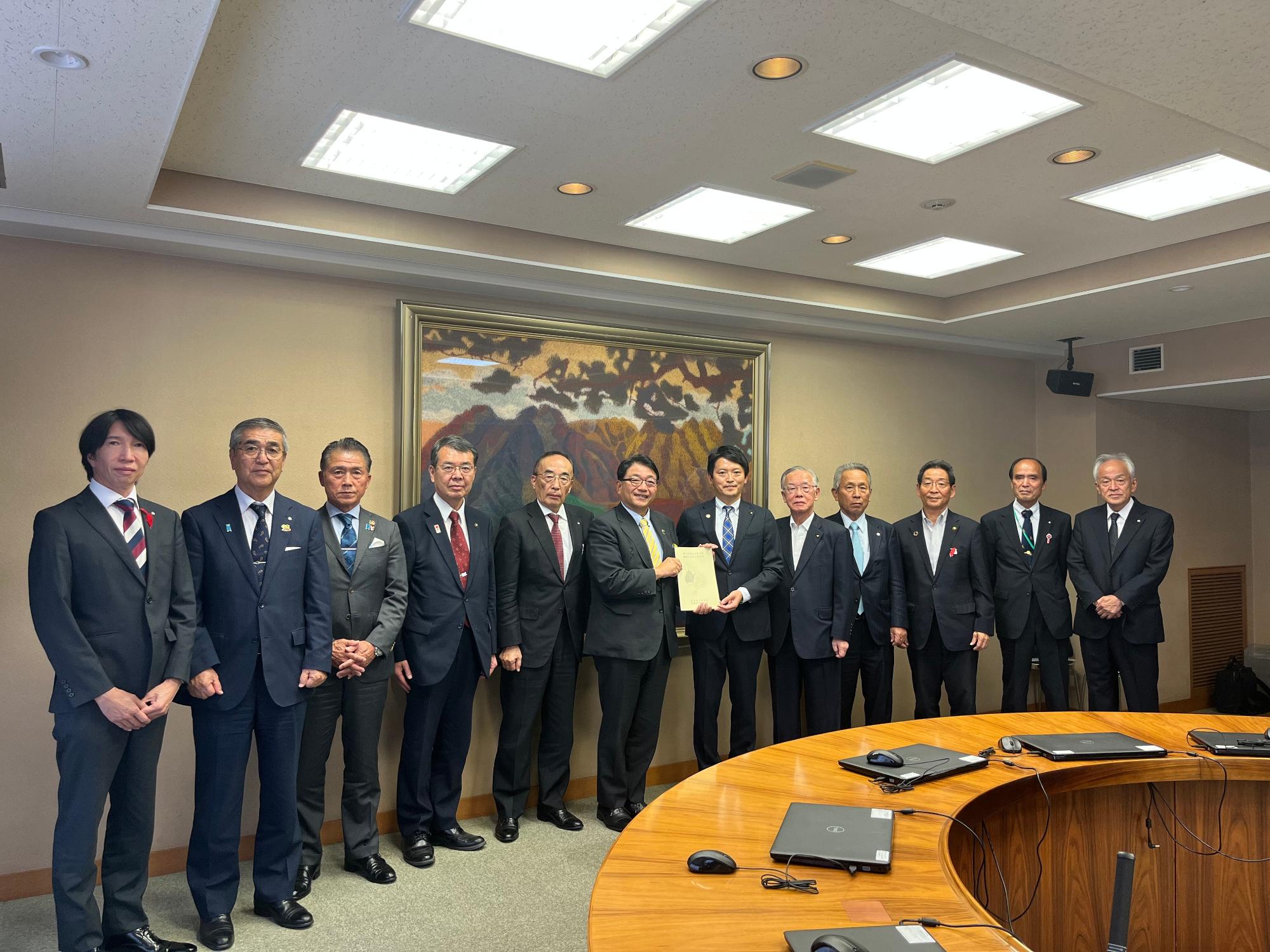 西播磨市町長会として県知事要望会にて要望書を手交する福元市長らの写真