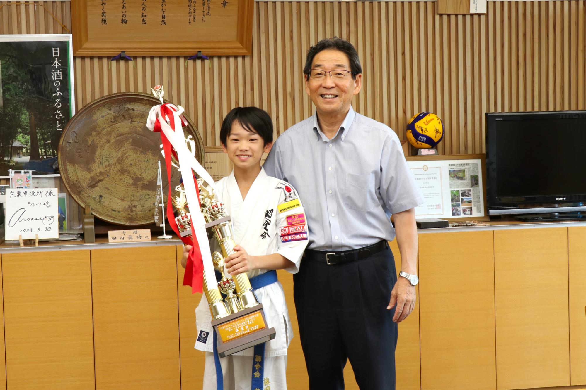 空手の国際大会で準優勝した藤田さんと並んでいる福元市長の写真