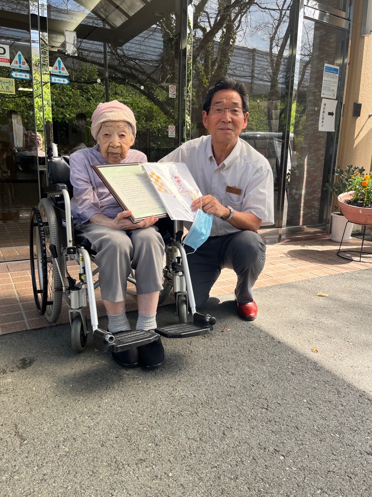 市内最高齢者と福元市長が並んで正面を向いている写真