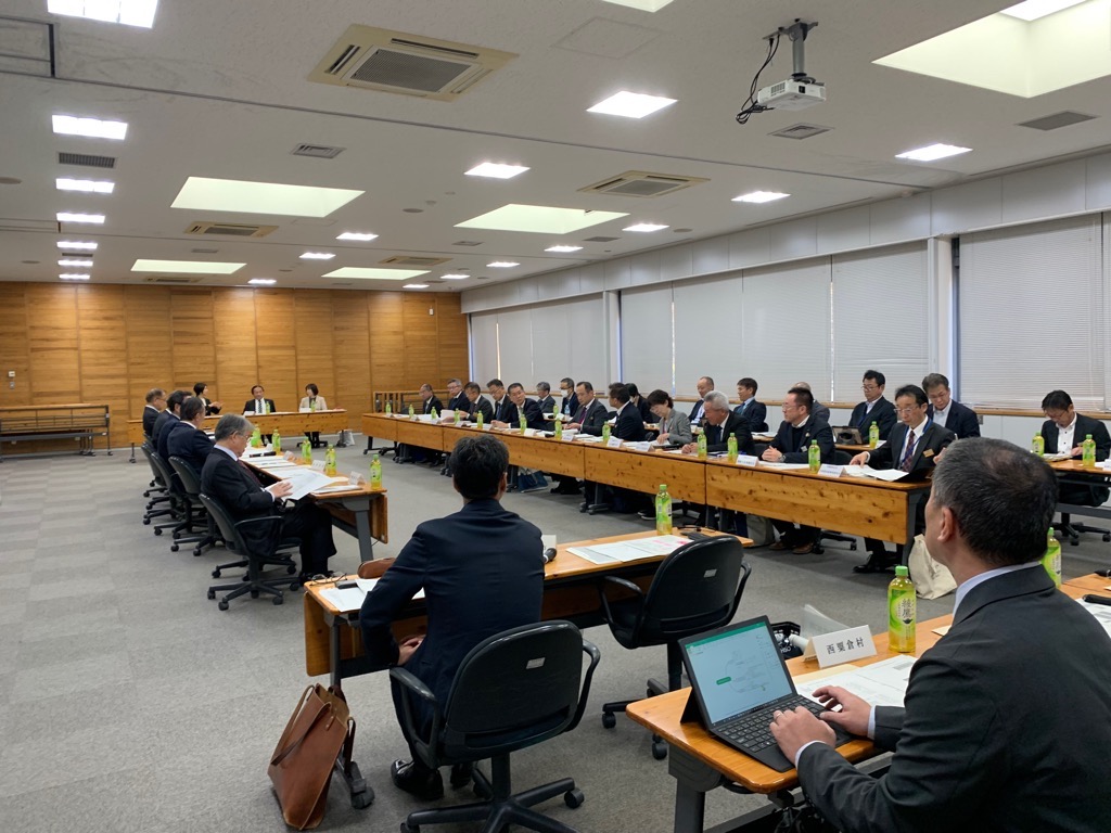 福元市長が出席した要望会の会場に四角に囲むような配席で関係者らが座っている写真