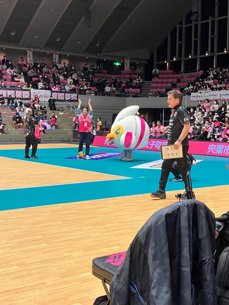 ヴィクトリーナ姫路の大会試合で体育館に立っている福元市長の写真