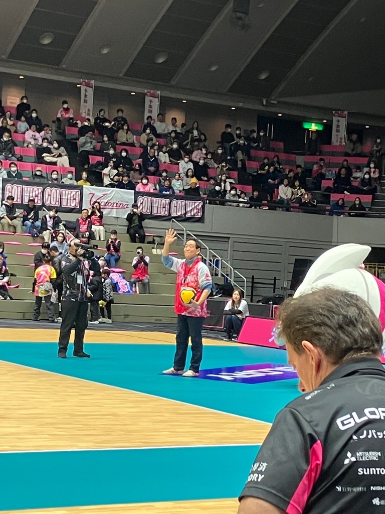 始球式でバレーボールを持っている福元市長の写真