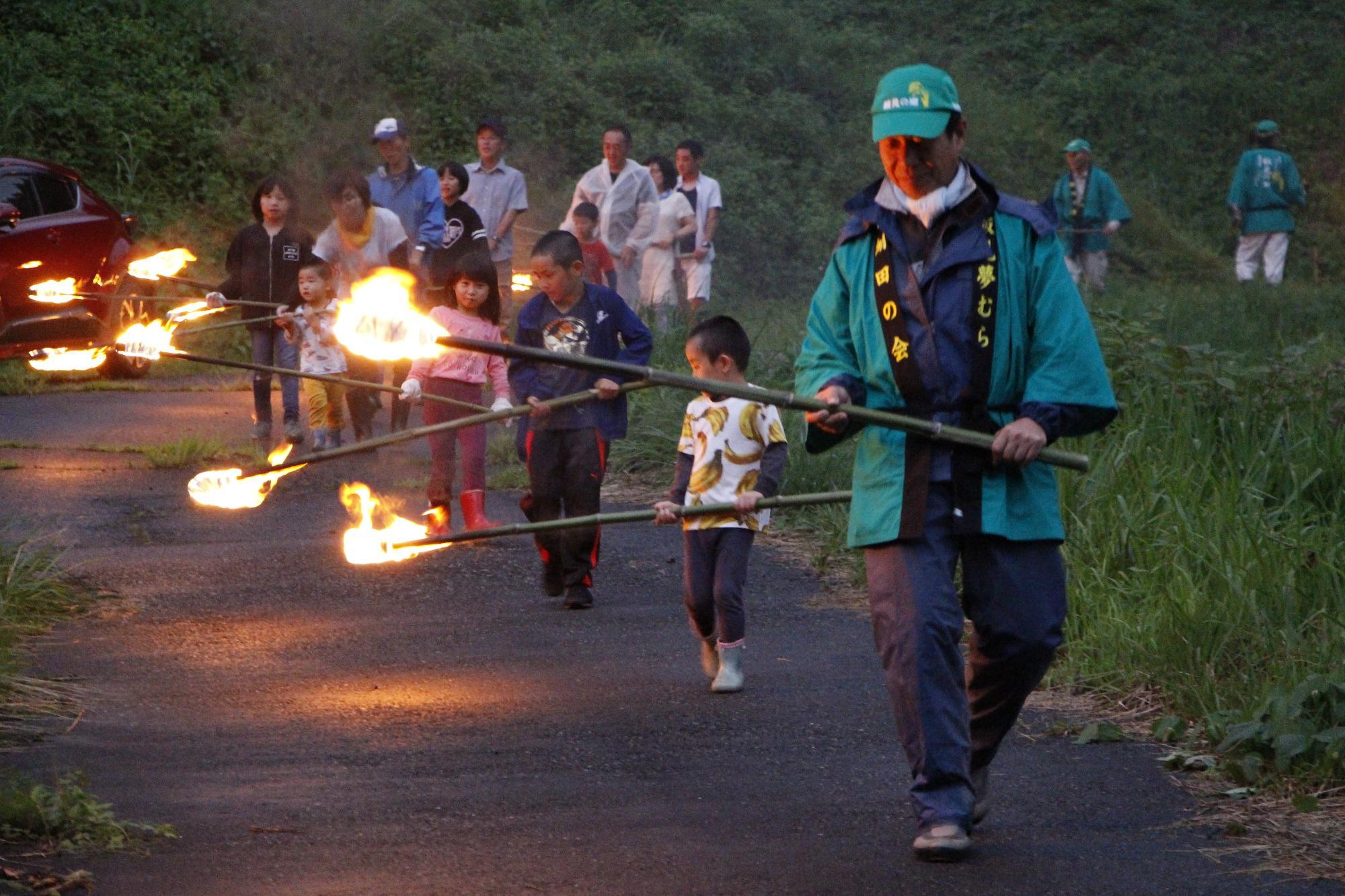 波賀町飯見の虫送りをしている写真