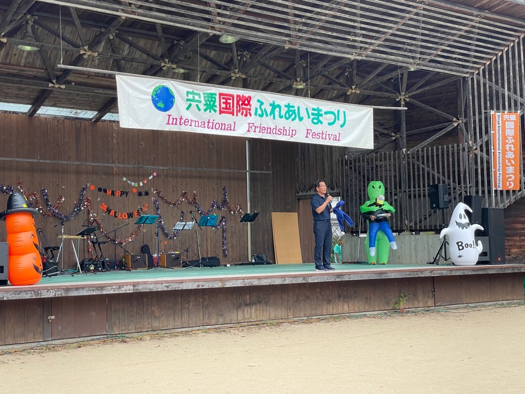 国際ふれあいまつりで挨拶している福元市長の写真