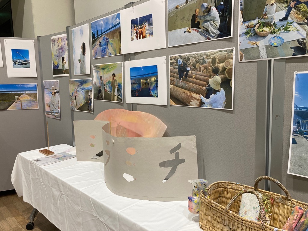 シソラミチ完成式典会場に制作風景の写真などが並べてある写真