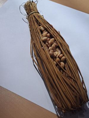 藁で包んだ納豆の画像