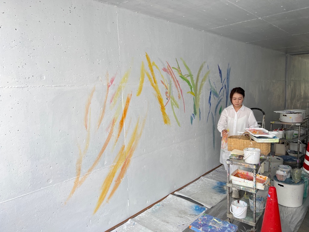 美術作家の植田志保さんが制作道具を確認している写真