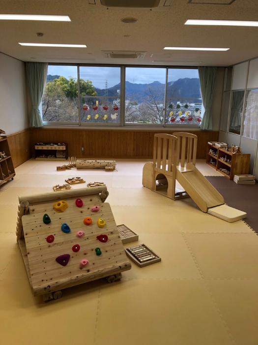 しーたん広場の遊具などを使って遊ぶ親子らの写真