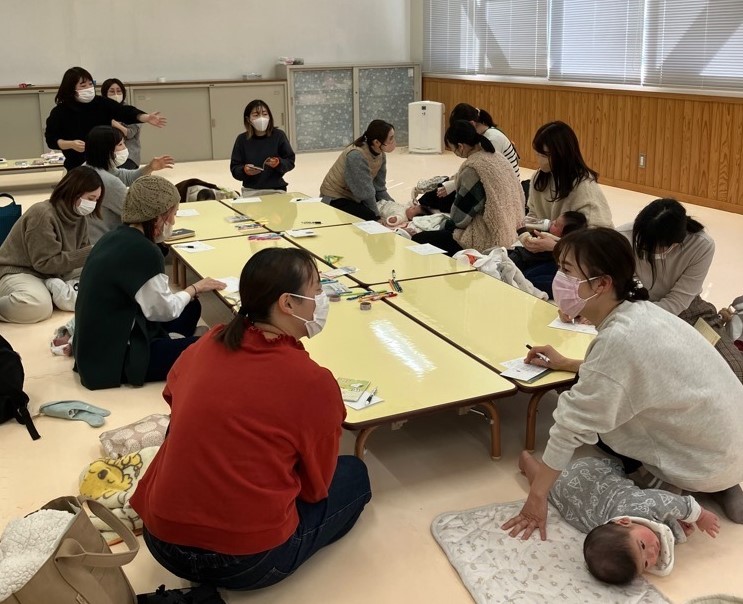 お母さんたちが楽しく会話しながら、バースレビュー(振り返りシート)作成する