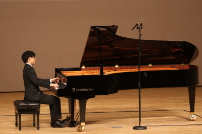リサイタル・ノヴァ公開収録にてピアノを演奏する上原琢矢さんの写真