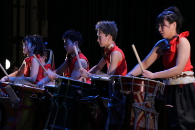 並んで和太鼓を演奏する男女の写真