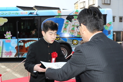 「未来のバス絵画コンクール」の授賞式で賞状を受け取る鳥羽瑛仁さんの写真