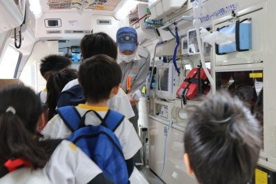 救急車の内部を見学する子どもたちの写真