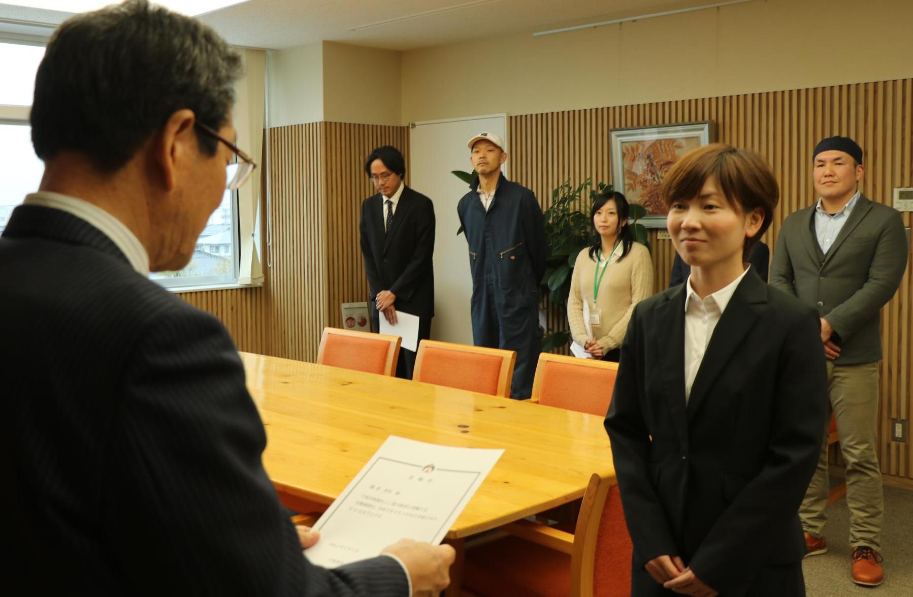 新たな地域おこし協力隊に委嘱状を市長が渡そうとしている写真