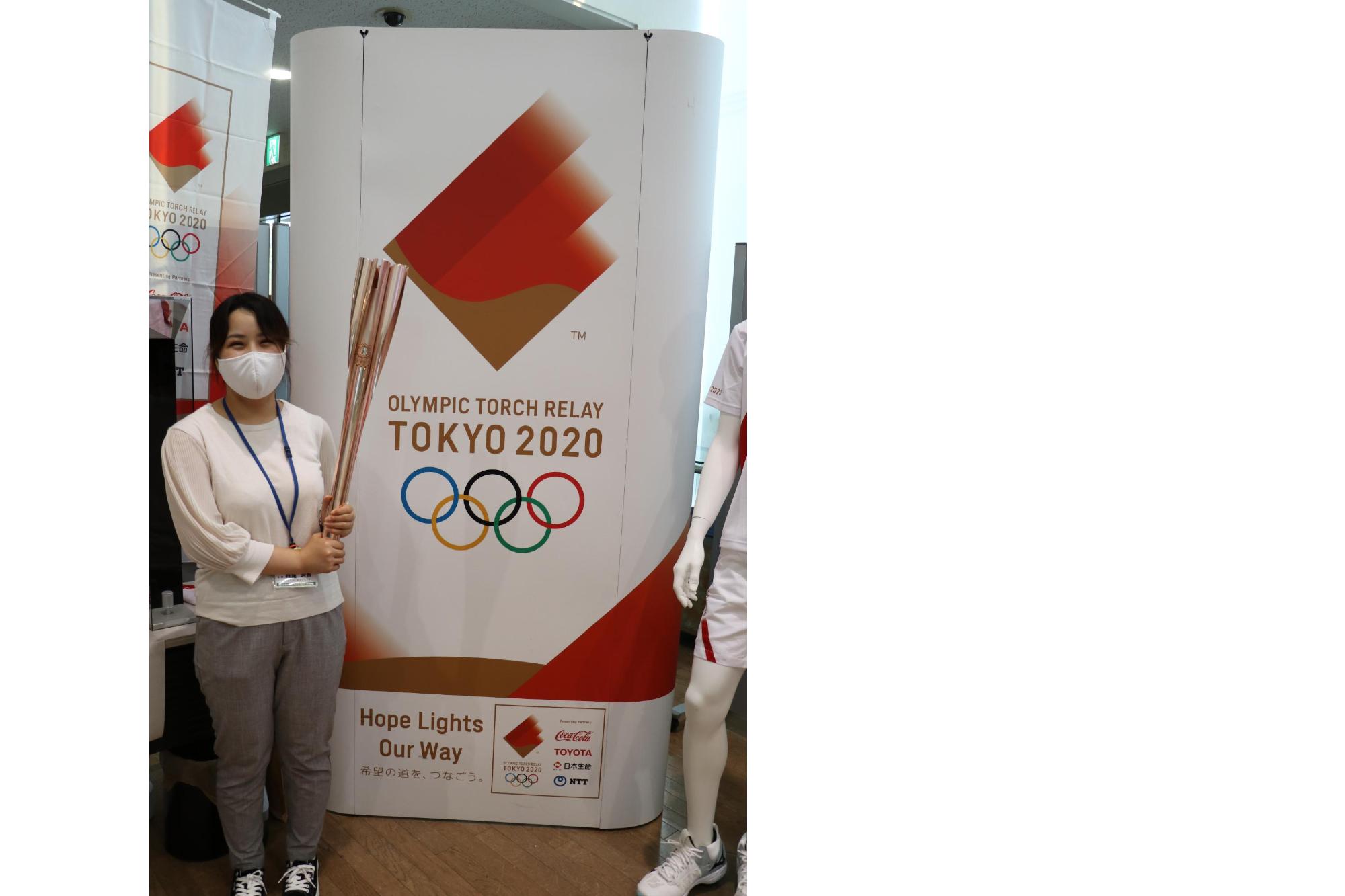 東京2020オリンピックトーチを持って記念撮影
