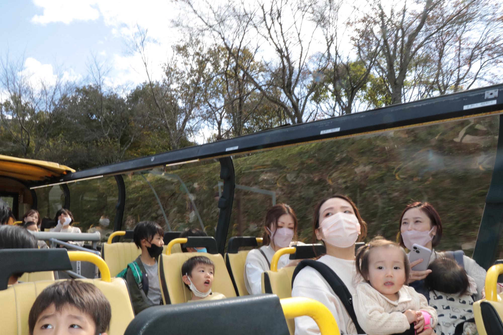 北部会場の家原遺跡公園と南部会場のいちのぴあ間を運行したスカイバスに乗る乗客らの写真