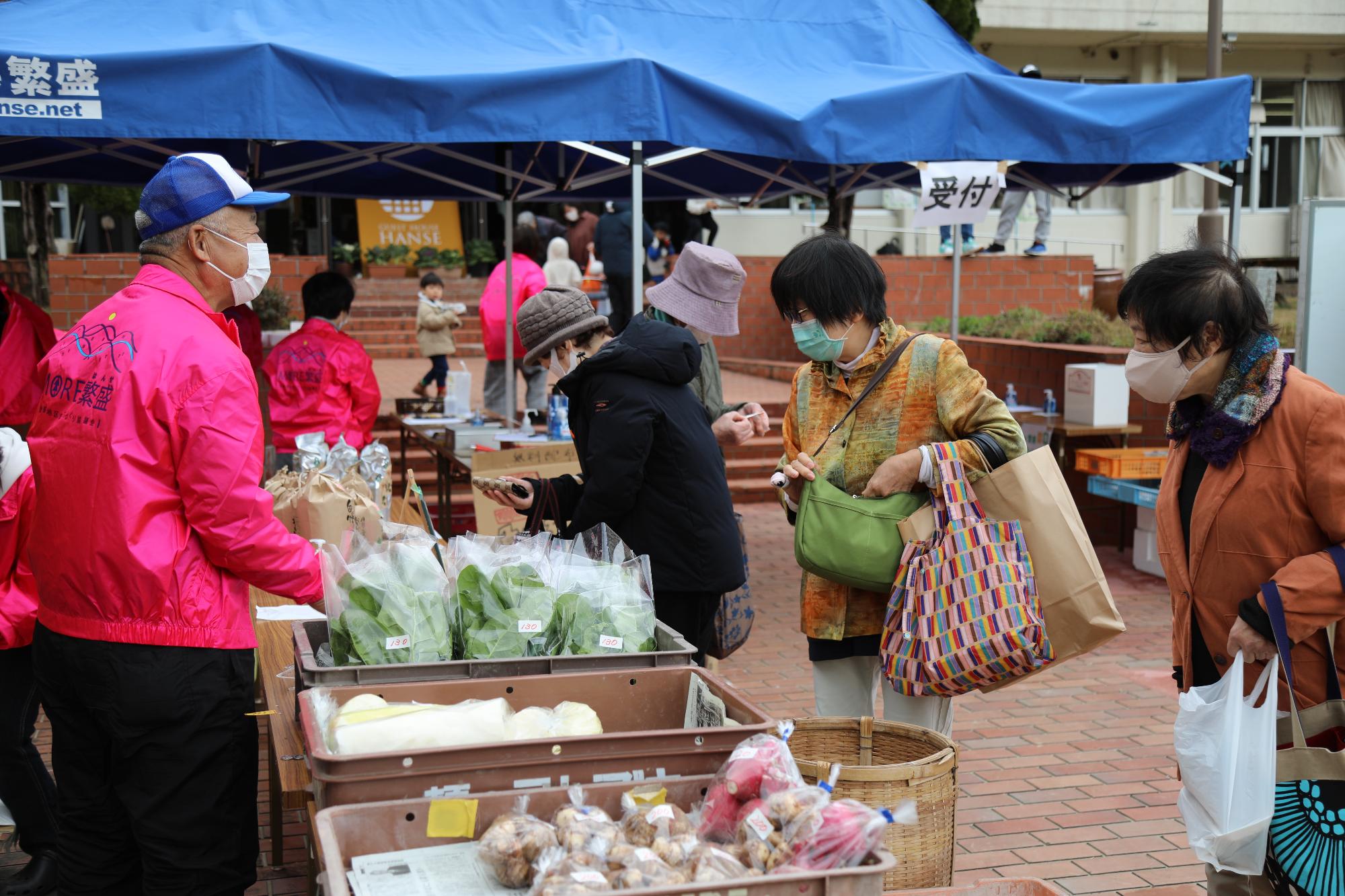 地元の野菜などを買い求める人たち