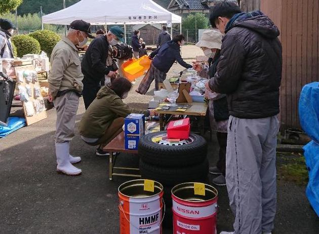 清野公民館で開催された文化展の会場でフリーマーケットに集まる自治会住民らの写真