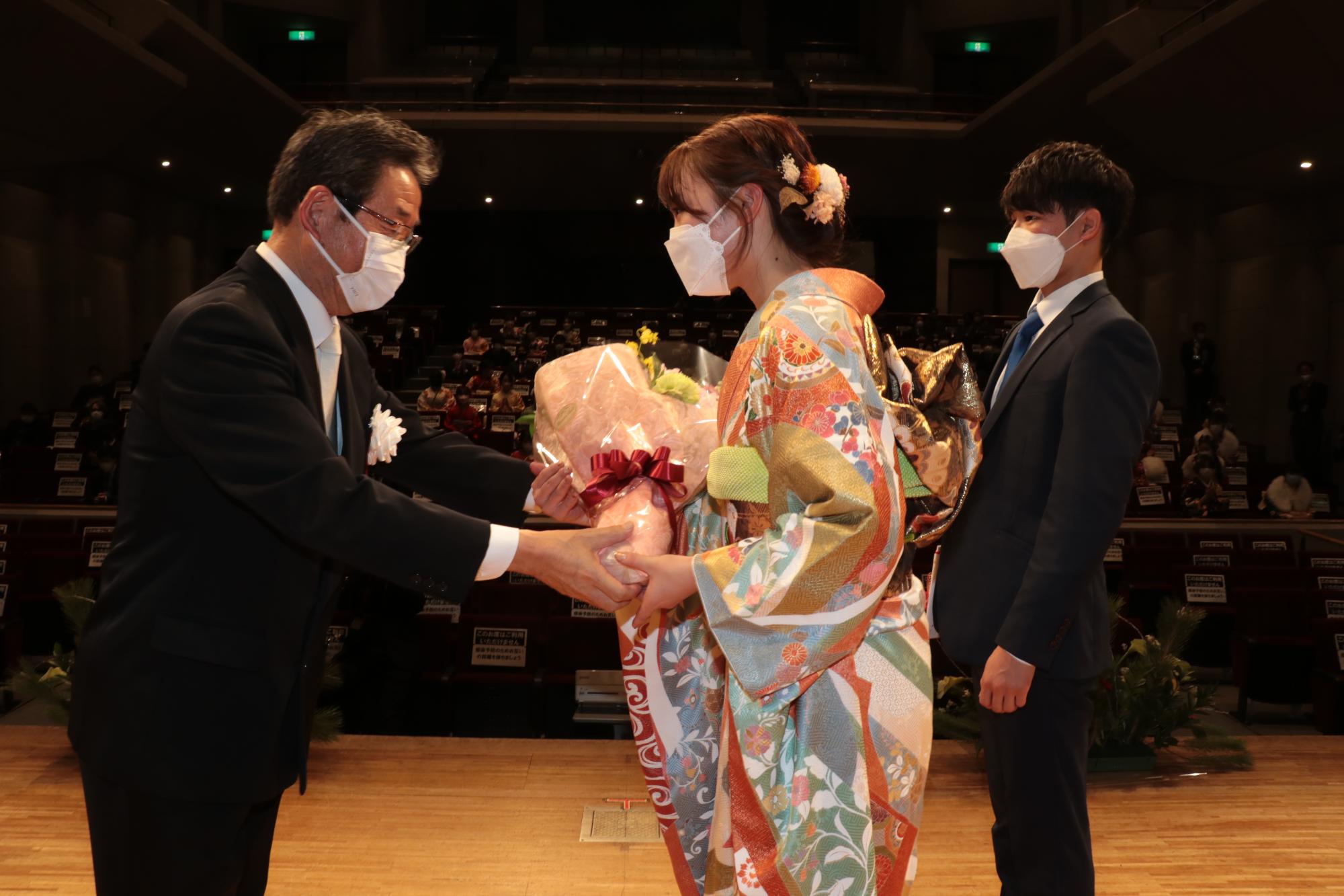 午後の部で市長から記念の花束を受け取る春名愛理さん